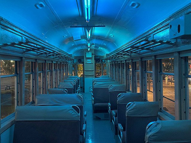 青色にライトアップされた丸窓電車の車両内部＝岐阜市橋本町、ＪＲ岐阜駅北口駅前広場