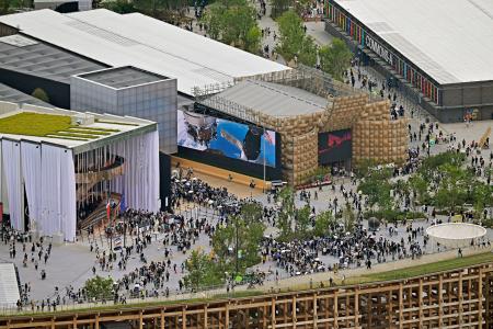 　多くの来場者でにぎわう大阪・関西万博の会場＝３１日午前、大阪市此花区の夢洲（共同通信社ヘリから）