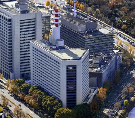 　警視庁（手前、共同通信社ヘリから）