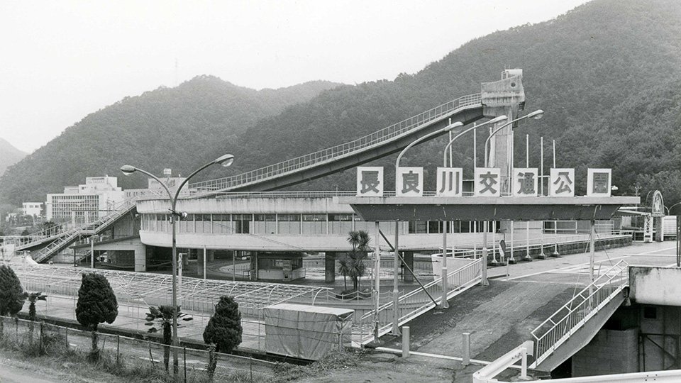 レジャー施設として人気を博したプール兼スケート施設＝１９９０年撮影