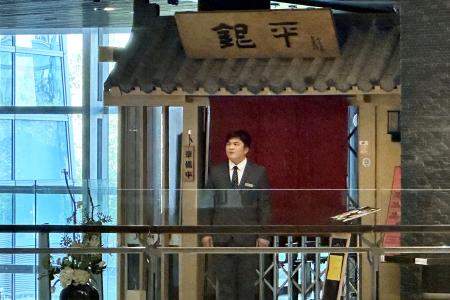 　ナイフを持った男が押し入ったとされる商業ビル内の日本料理店＝１９日、中国・上海（共同）