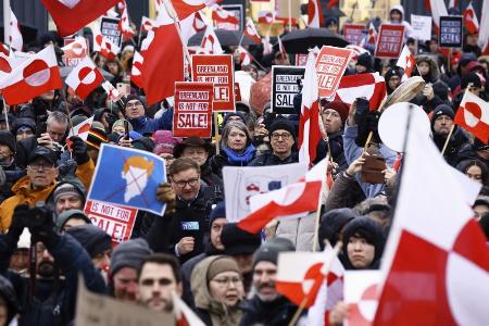 　グリーンランド中心都市ヌークで行われた、領有を目指すトランプ米政権に抗議するデモ＝１７日（ゲッティ＝共同）