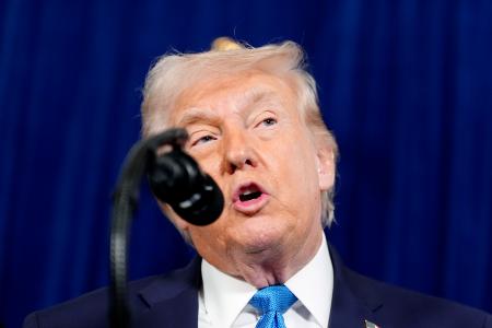 　３日、米フロリダ州の私邸で記者会見するトランプ大統領（ＡＰ＝共同）