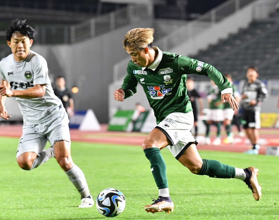 ＦＣ岐阜×相模原＝後半、左サイド深くをドリブルで攻めるＦＣ岐阜のＭＦ村田＝長良川競技場