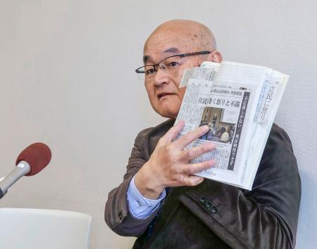 　２０２４年に松山城付近で発生した土砂崩れを巡り、記者会見する片山章さん＝８日午後、松山市