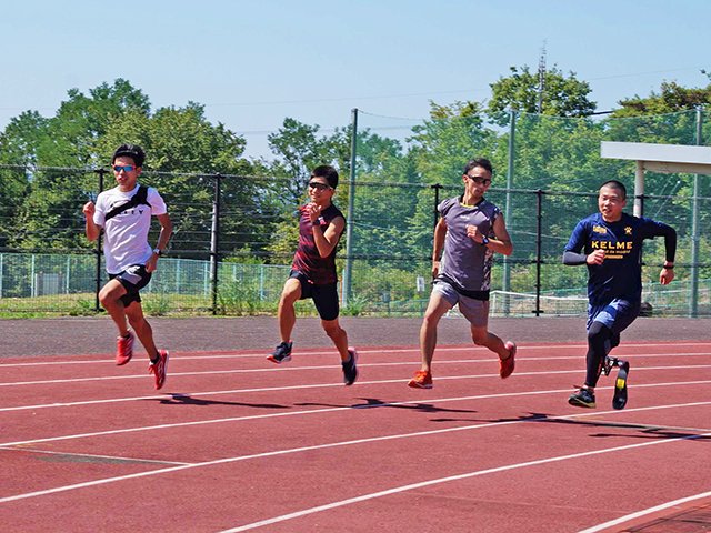 陸上競技の練習に励む「岐阜障がい者アスリートクラブ」のメンバーら＝今月８日、土岐市泉町定林寺、市総合活動センター