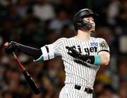 　５回阪神１死二塁、佐藤輝が右越えに４０号となる２ランを放つ＝甲子園
