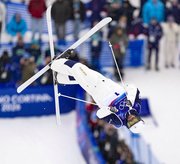 ミラノ・コルティナ冬季五輪フリースタイルスキー男子モーグルの決勝２回目で第２エアを決める堀島行真。銅メダルを獲得した＝１２日、イタリア・リビーニョ（共同）
