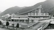 レジャー施設として人気を博したプール兼スケート施設＝１９９０年撮影