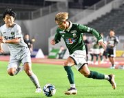 ＦＣ岐阜×相模原＝後半、左サイド深くをドリブルで攻めるＦＣ岐阜のＭＦ村田＝長良川競技場