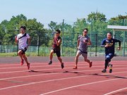 陸上競技の練習に励む「岐阜障がい者アスリートクラブ」のメンバーら＝今月８日、土岐市泉町定林寺、市総合活動センター