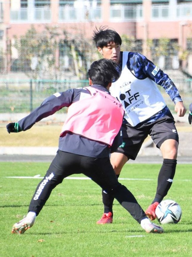 藤枝戦に向けて調整するＦＣ岐阜の三ツ田＝２４日、岐阜市北西部運動公園
