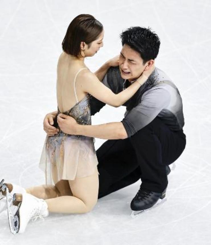 　ペア・フリーの演技を終え感極まる三浦璃来（左）、木原龍一組＝１６日、ミラノ（共同）