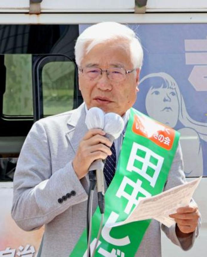 　茨城県知事選が告示され、第一声を上げる田中重博氏＝２１日午前、水戸市