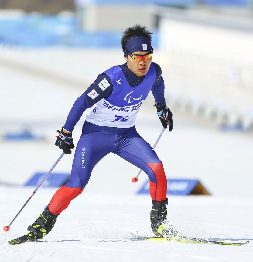 男子スプリント・フリー立位予選で力走する岩本啓吾選手＝張家口