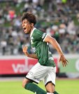 ＦＣ岐阜×今治＝前半４０分、ＦＣ岐阜のＦＷンドカが勝ち越しゴールを決める＝長良川競技場