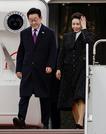 　関西空港に到着した韓国の李在明大統領（左）夫妻＝１３日午前