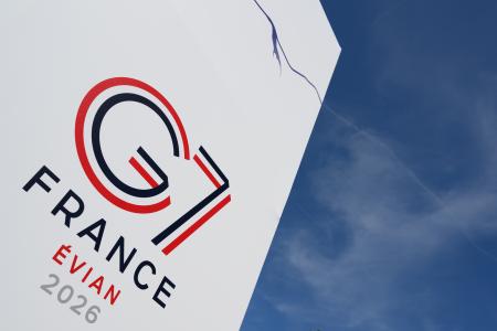 　Ｇ７サミットが開かれるフランス東部エビアンに隣接するピュブリエに掲げられたロゴマーク＝１３日（ゲッティ＝共同）