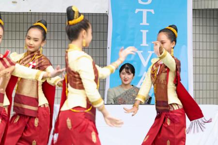 　ラオスフェスティバル２０２６の開会式で民族舞踊を鑑賞される愛子さま＝２３日午前、東京都渋谷区の代々木公園（代表撮影）