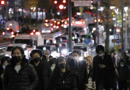 　マスク姿で行き交う人たち＝２０２２年１月、東京・新宿