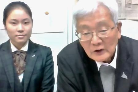 　オンラインで記者会見する第２８代高校生平和大使のいぇ・そじさん（左）と平野伸人さん