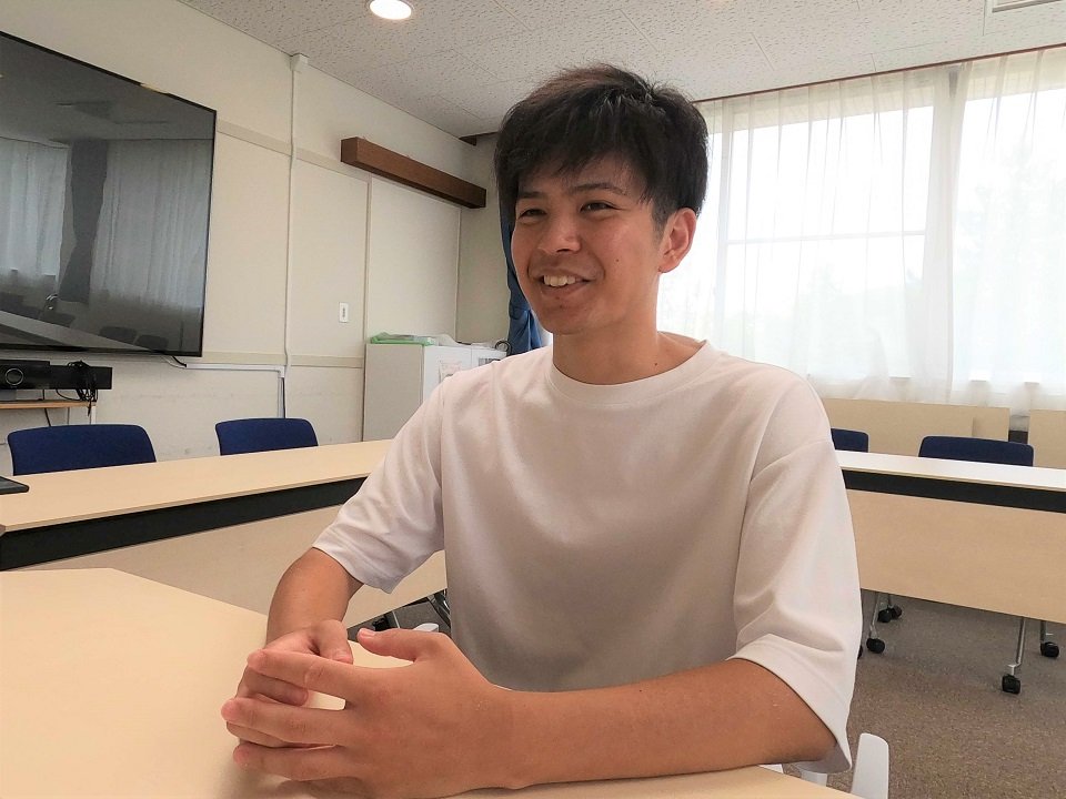 「岐阜の富有柿を世界に」と意気込む伊藤思音さん＝岐阜市柳戸、岐阜大学