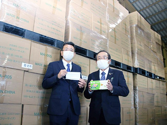 不織布マスクを寄贈した佐竹鉄工の佐竹宏文社長（左）と大橋孝町長＝養老町内