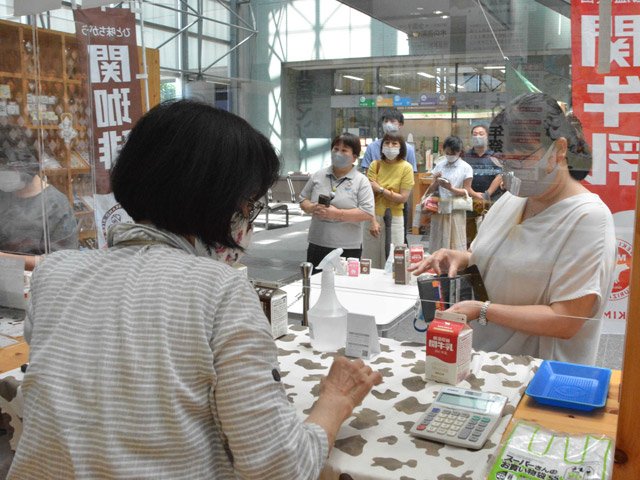 出張販売で関牛乳を購入する市職員ら＝関市役所
