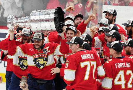 　スタンリー・カップ決勝を制してＮＨＬ２連覇を達成したパンサーズの選手たち＝１７日、フロリダ州サンライズ（カナダ通信・ＡＰ＝共同）