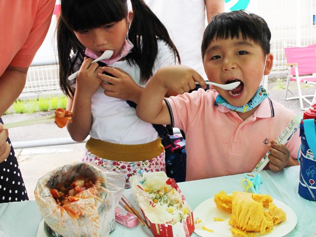 自分で作った蒸しパン、コーンご飯、トマトスープを味わう子どもら＝安八郡神戸町丈六道、レンタルルーム「太陽キューヴ」