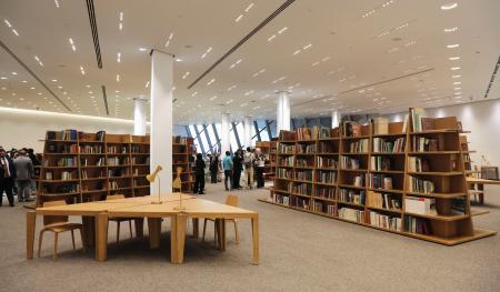 　「大エジプト博物館」の内部に整備された図書館＝６日、カイロ近郊ギザ（共同）