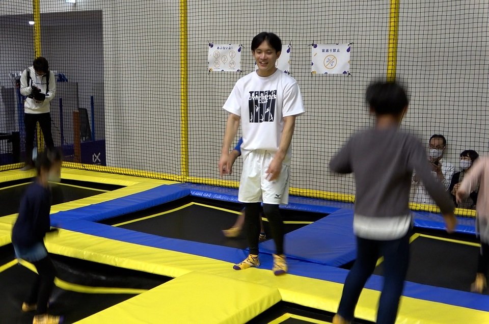 子どもたちにトランポリンの楽しみ方を伝える田中佑典さん＝岐阜市正木中、マーサ２１