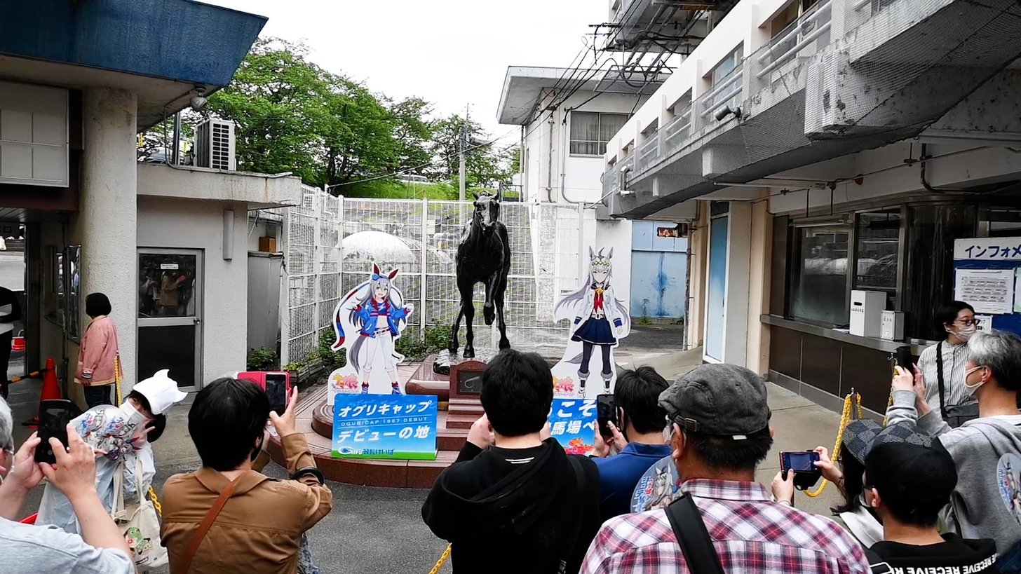 笠松競馬場ならではの〝共演〟を写真に収めるファン