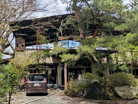 　山梨県山中湖村の住宅火災現場＝２７日午前１１時５０分