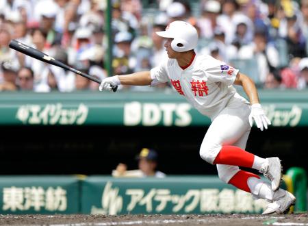 　仙台育英―智弁和歌山　２回表智弁和歌山無死一、二塁、楠本が右翼に適時二塁打を放つ＝甲子園
