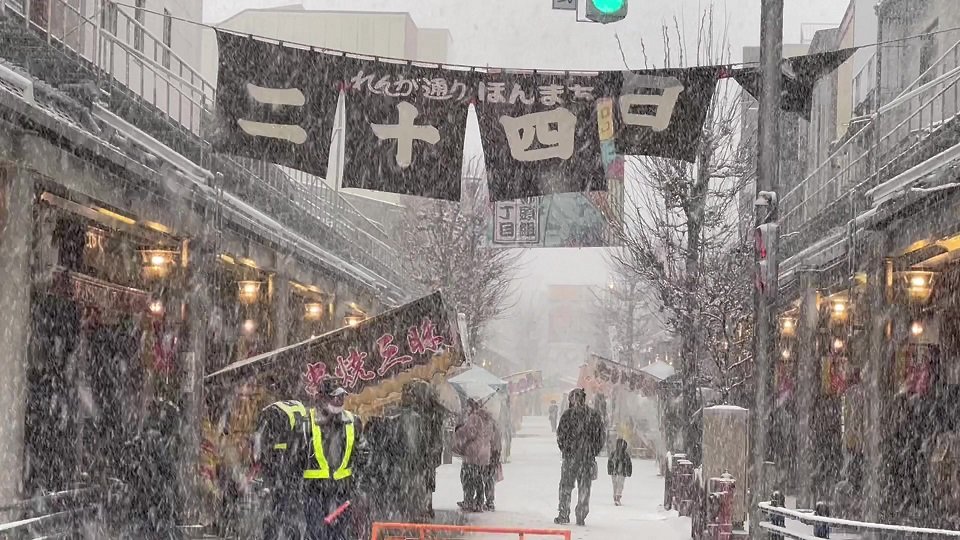 雪の中、買い物客が訪れた二十四日市=２４日午後、高山市本町