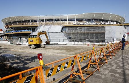 　改修中のパロマ瑞穂スタジアム。愛知・名古屋アジア大会のメイン会場となる＝５月、名古屋市瑞穂区