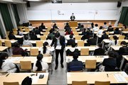 大学入学共通テスト初日、試験開始を待つ受験生たち＝１７日午前９時７分、岐阜市柳戸、岐阜大（撮影・堀尚人）