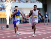 　男子１００メートル決勝　力走するノア・ライルズ（右）と桐生祥秀＝ＭＵＦＧスタジアム