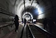 　３１日、ソウルの地下鉄で放火による火災が発生し、避難する乗客ら（提供写真・聯合＝共同）
