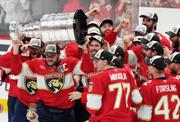 　スタンリー・カップ決勝を制してＮＨＬ２連覇を達成したパンサーズの選手たち＝１７日、フロリダ州サンライズ（カナダ通信・ＡＰ＝共同）