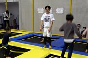 子どもたちにトランポリンの楽しみ方を伝える田中佑典さん＝岐阜市正木中、マーサ２１