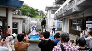 笠松競馬場ならではの〝共演〟を写真に収めるファン
