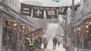 雪の中、買い物客が訪れた二十四日市=２４日午後、高山市本町
