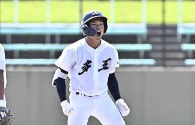 多治見工×県岐阜商＝５回表多治見工業２死一、二塁、適時二塁打で２人を返し、ほえる曽我＝長良川