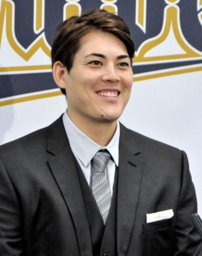 　契約更改を終え、取材に応じるオリックス・九里＝１８日、大阪市