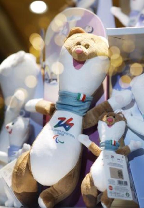 　ミラノ・コルティナ冬季パラリンピックの大会マスコット「ミロ」のぬいぐるみ＝２０２５年１２月、コルティナダンペッツォ（共同）