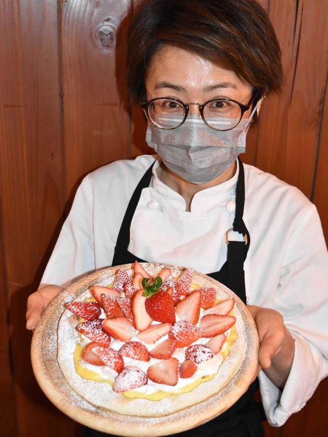 かとう農園のイチゴをたっぷり使った「山盛りイチゴのデザートピッツァ」＝海津市海津町高須、フォンテンブロー