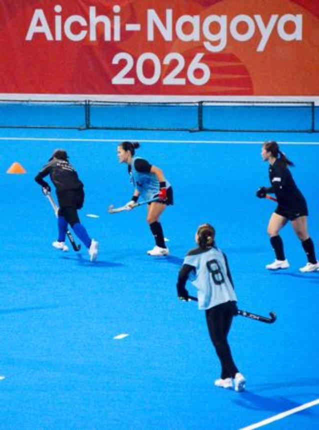 　アジア大会の本番会場で練習するホッケー女子日本代表の選手たち＝川崎重工ホッケースタジアム