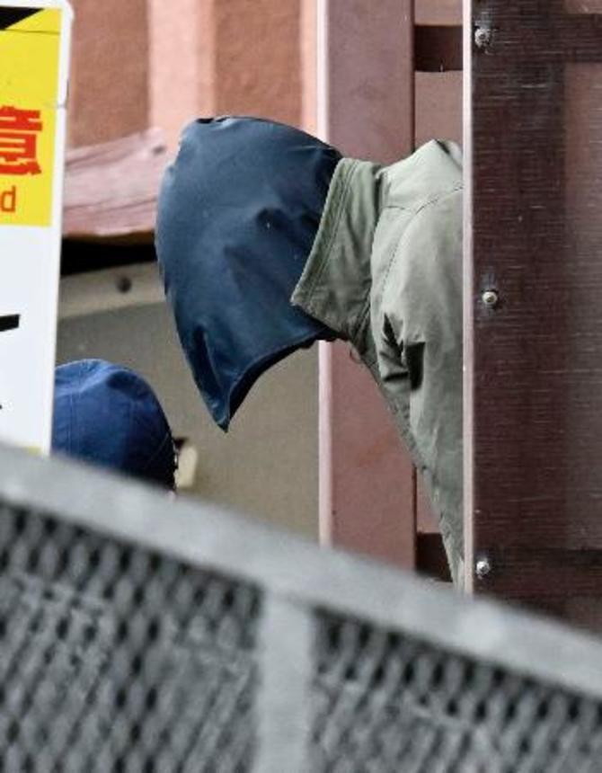 　送検のため北海道警旭川東署を出る鈴木達也容疑者＝２日午前７時３０分
